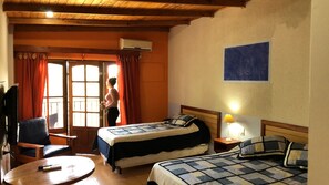 Habitación triple estándar | Caja de seguridad en la habitación, wifi gratis y ropa de cama