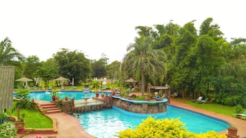 2 piscinas al aire libre, sillones reclinables de piscina