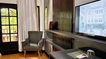 Chambre supérieure double | Coffre-fort, accès au Wi-Fi (inclus), literie fournie