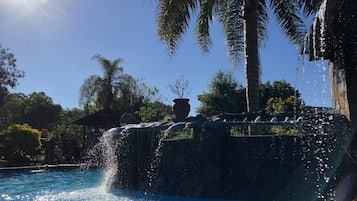 2 piscinas externas, espreguiçadeiras