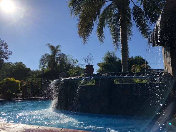 2 outdoor pools, pool loungers