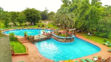 2 piscinas al aire libre, sillones reclinables de piscina