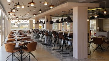 2 間餐廳;供應早餐、午餐、晚餐;本地及多國菜