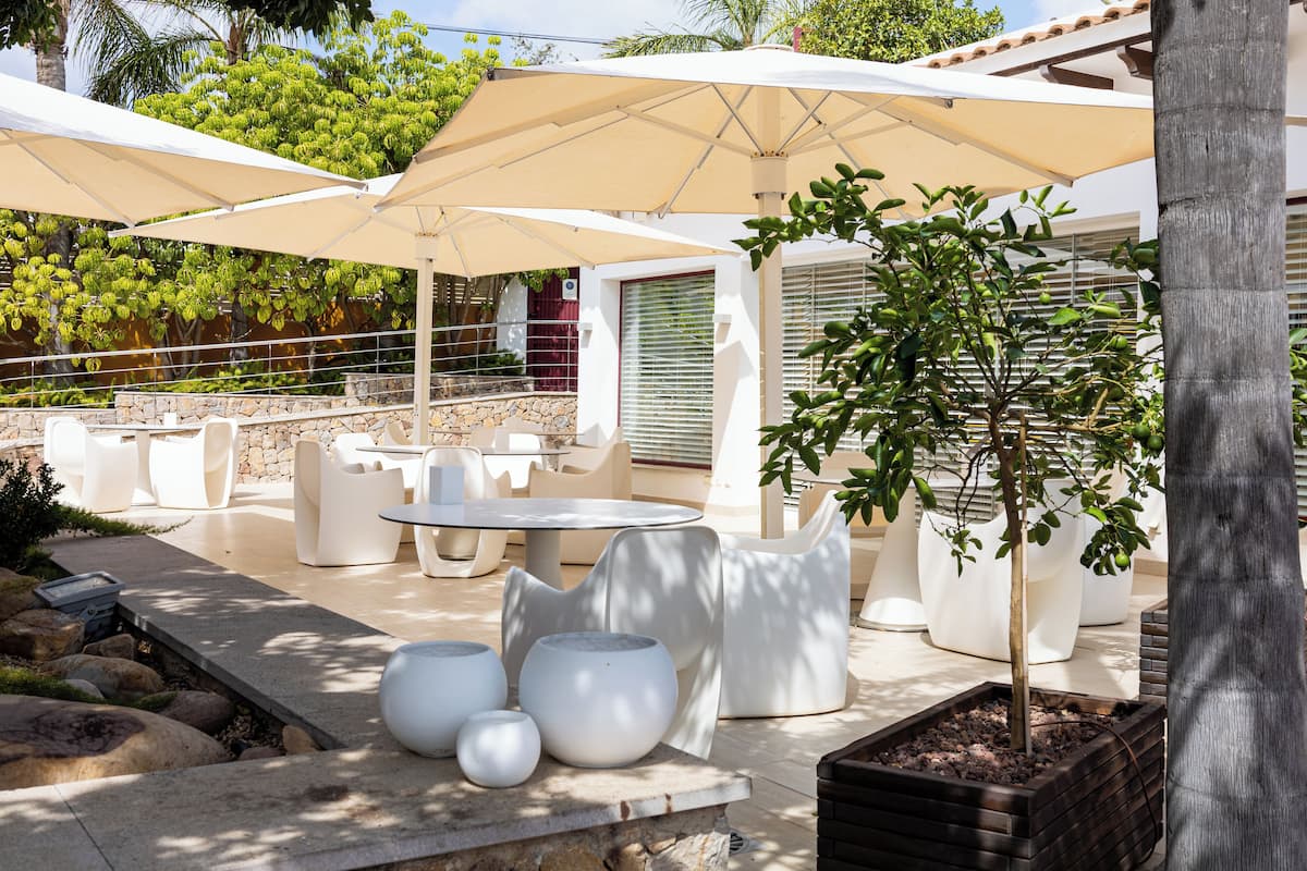 2 restaurants, breakfast, lunch served; local and international cuisine