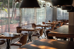 2 restaurantes; se sirven desayunos, almuerzos y cenas