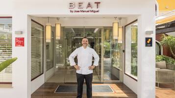2 restaurantes; se sirven desayunos, almuerzos y cenas