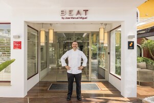 2 restaurants; breakfast, lunch and dinner served