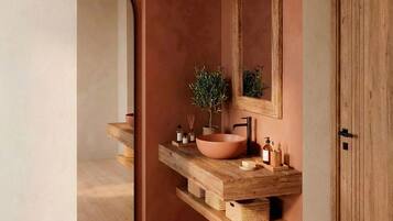 Ensemble douche/baignoire, articles de toilette de luxe, sèche-cheveux