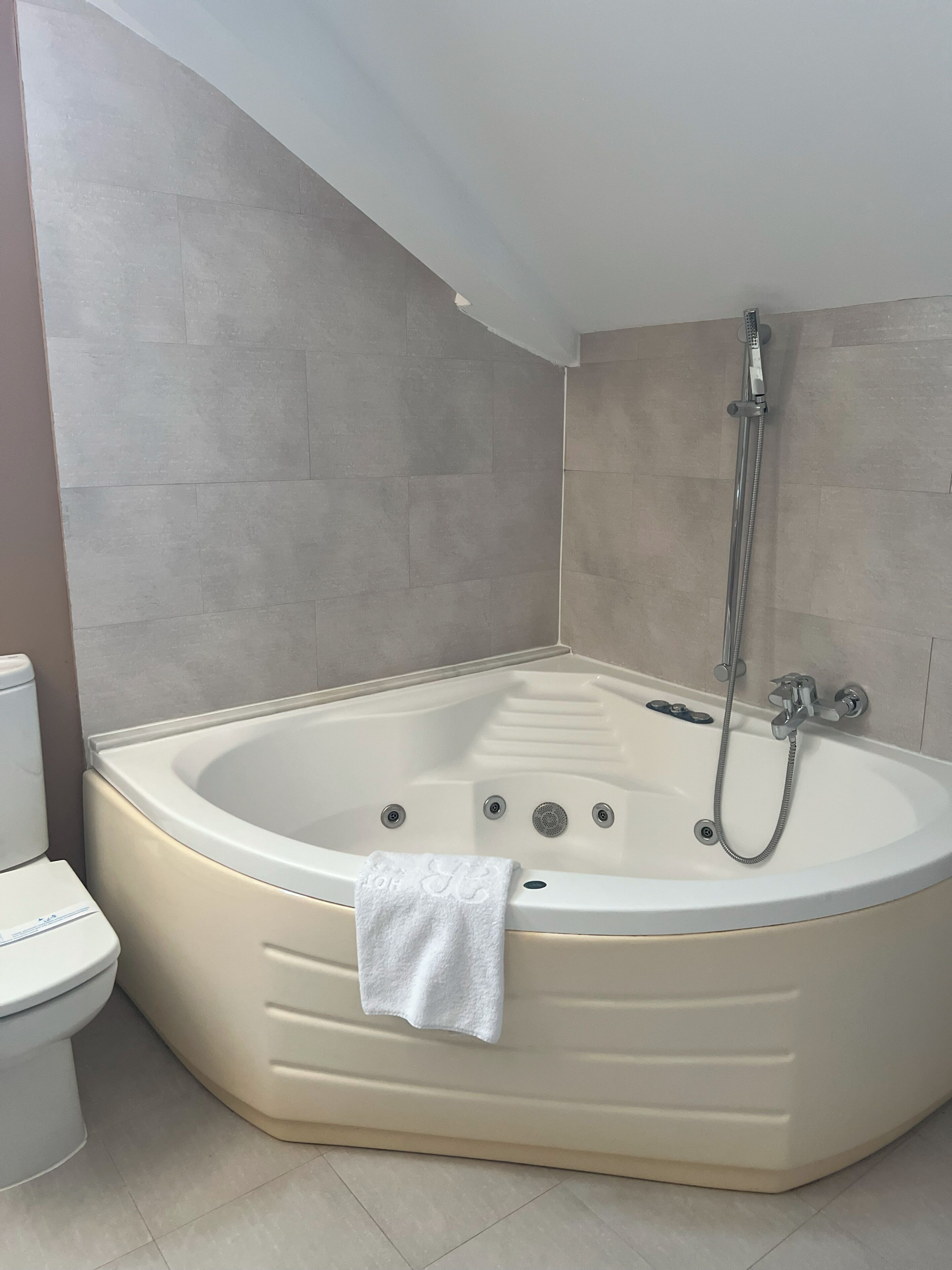 junior suite, hot tub | private spa tub