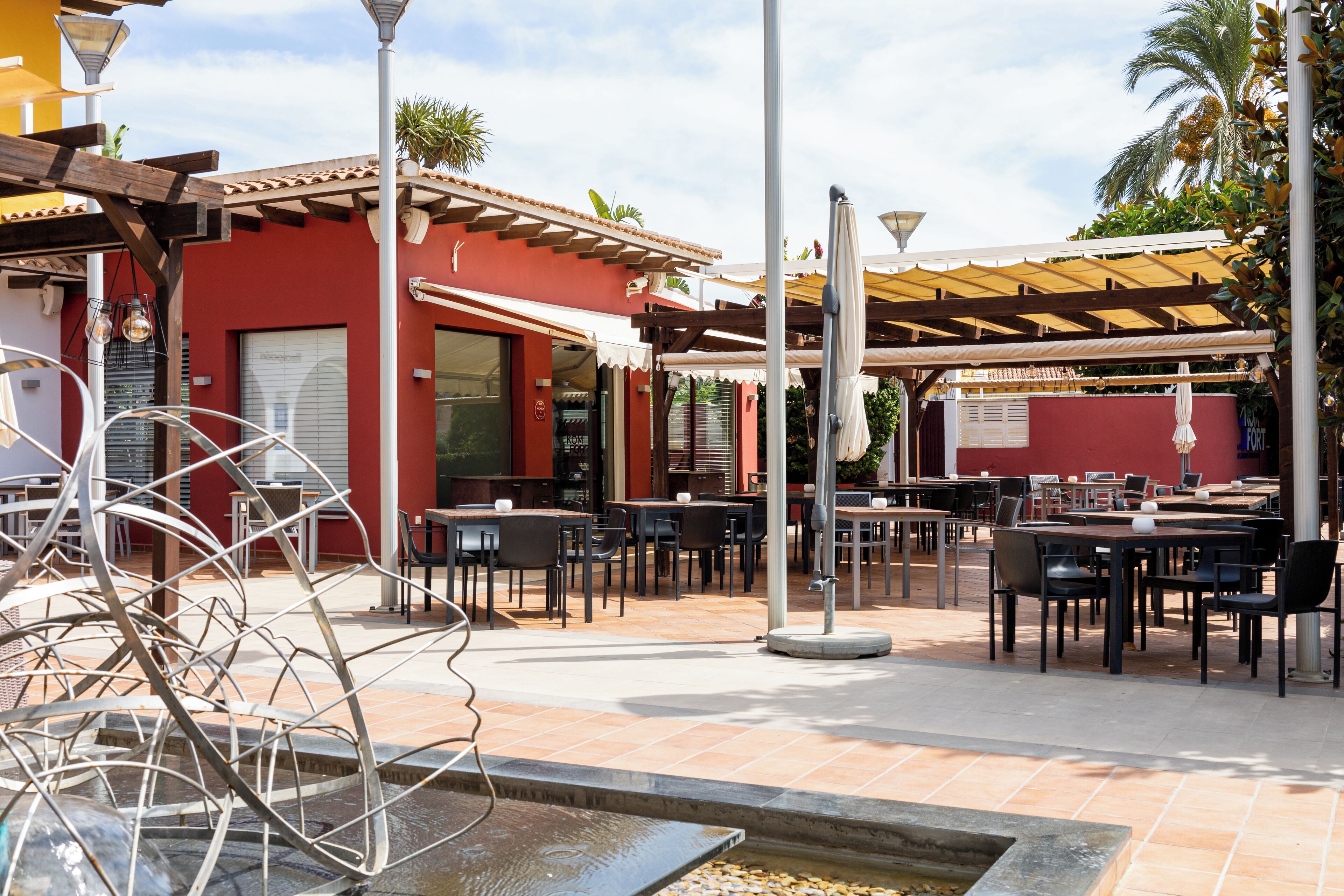 2 restaurants, breakfast, lunch served; local and international cuisine