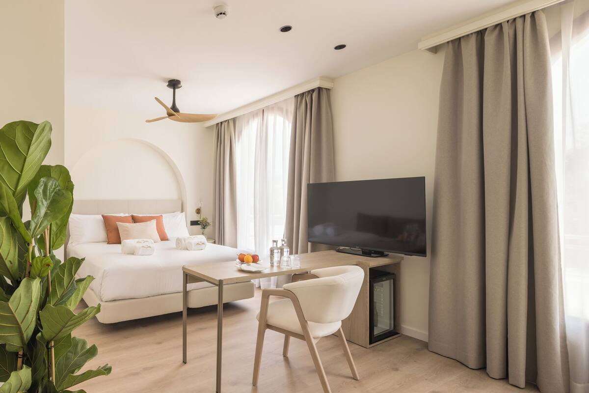 1 bedroom, premium bedding, minibar, in-room safe