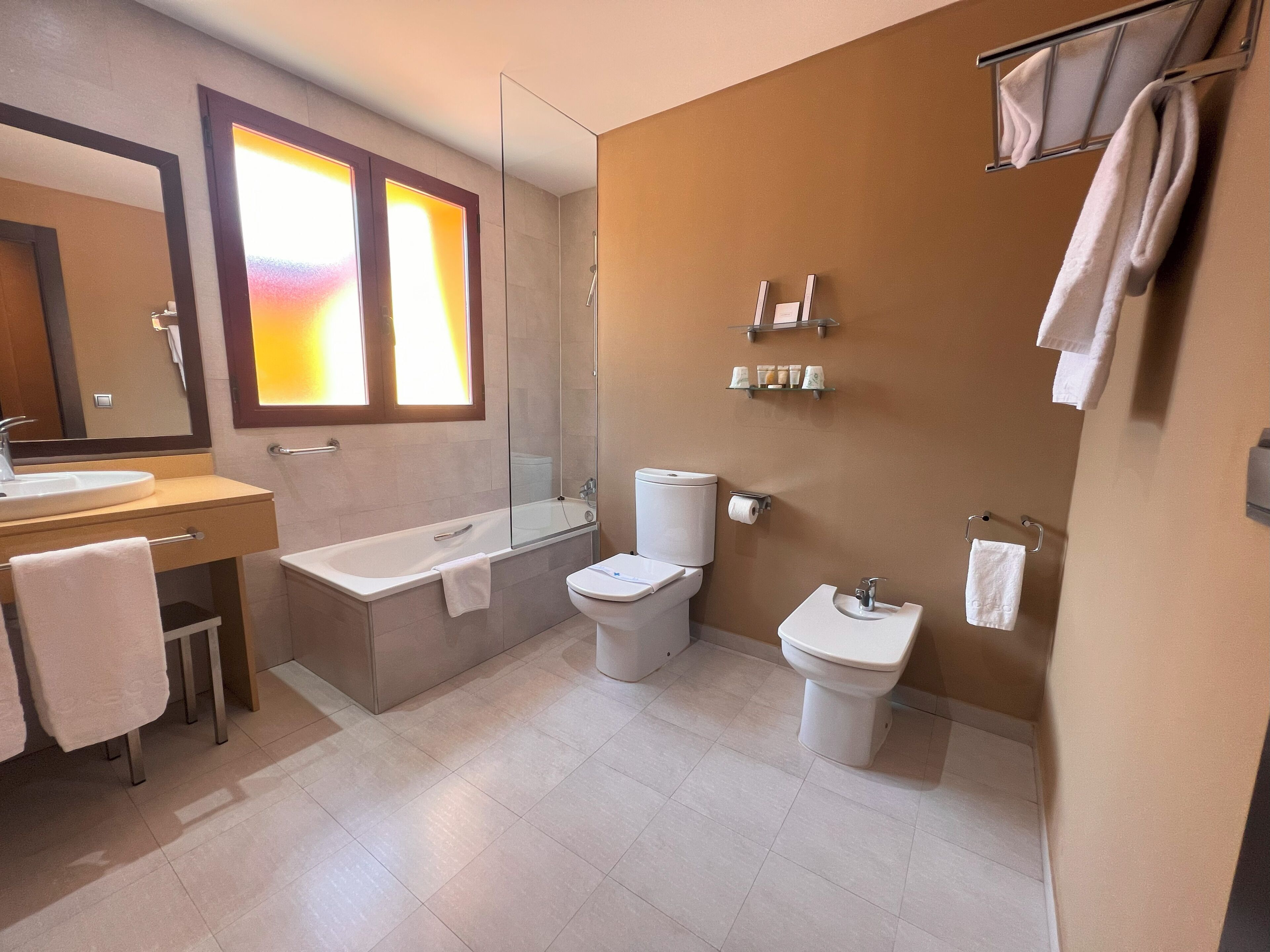 combined shower/bathtub, designer toiletries, hair dryer, towels