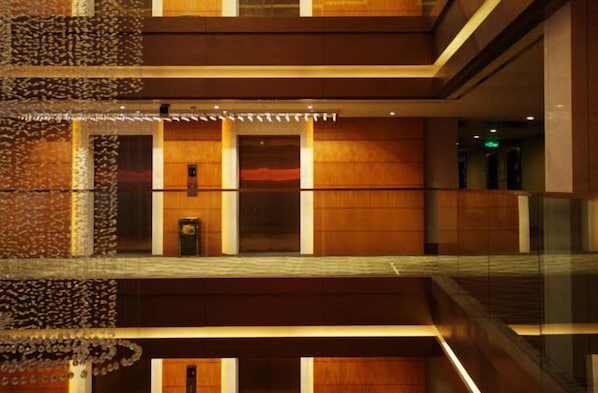 Baignoire et douche séparées, articles de toilette gratuits