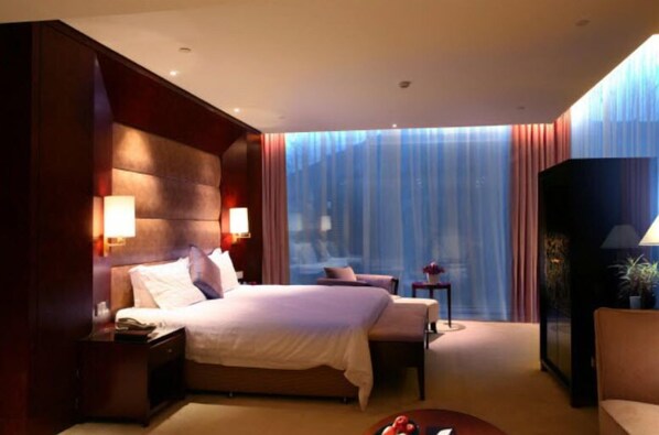 Minibar, in-room safe, desk, free WiFi