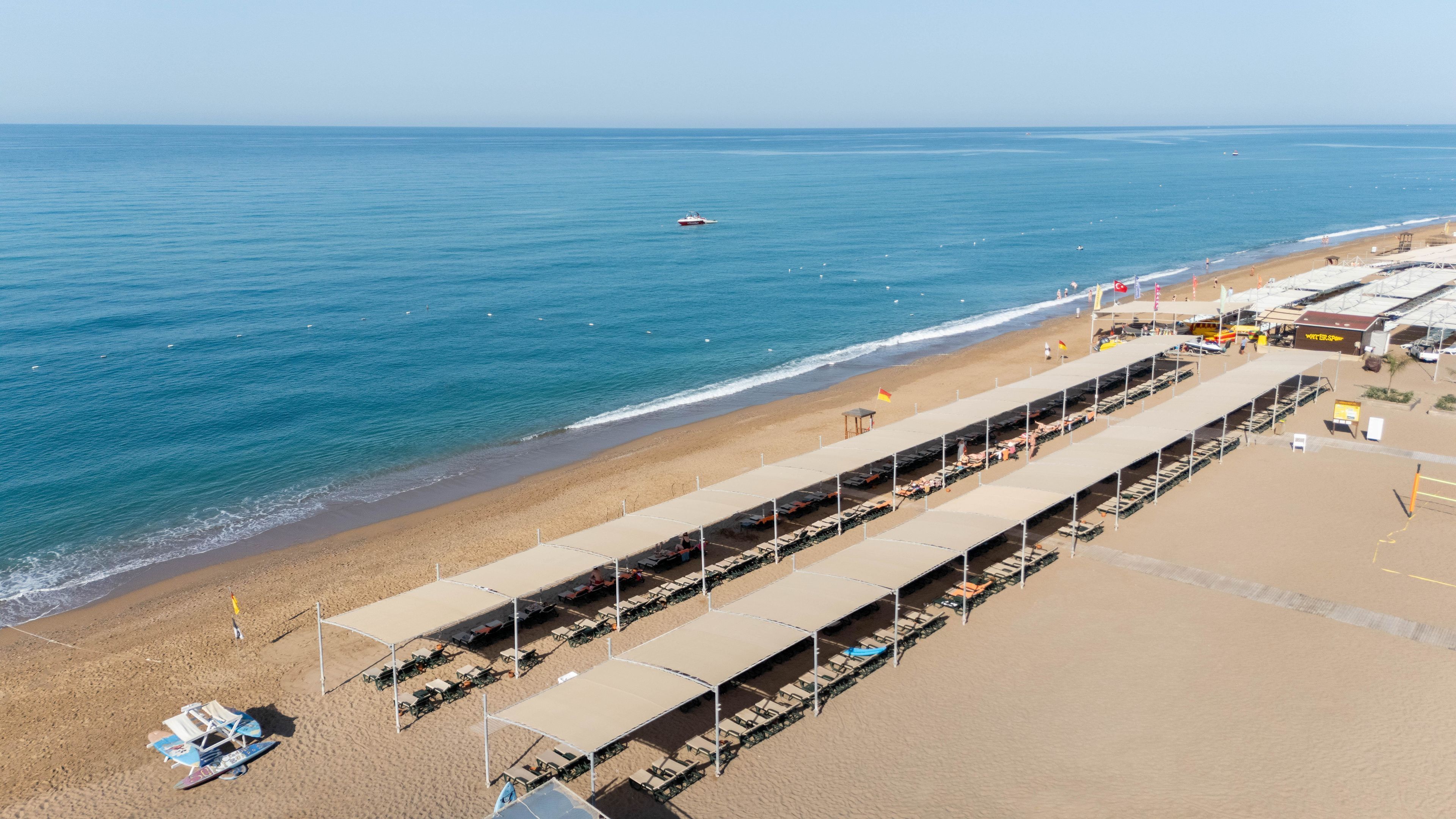 Un hôtel situé en bord de mer, doté de plusieurs espaces de détente couverts et offrant une vue sur l’océan.