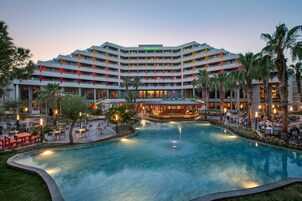 Una piscina techada, 3 piscinas al aire libre, sombrillas