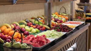 Un buffet proposant une variété de fruits et de légumes.