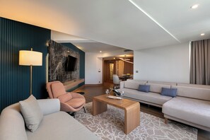 Presidential-sviitti | Minibaari, tallelokero huoneessa, työpöytä