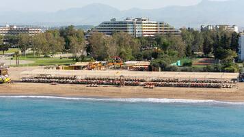 Privatstrand, Cabañas (gegen Gebühr), Liegestühle, Sonnenschirme