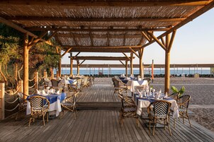 7 restaurantes; se sirve desayuno, almuerzo y cena; cocina turca