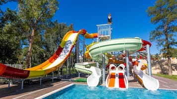 Piscine couverte, 3 piscines extérieures, parasols de plage