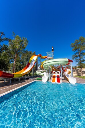 Piscina interna, 3 piscinas externas, guarda-sóis, espreguiçadeiras