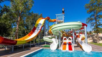 Piscina interna, 3 piscinas externas, guarda-sóis, espreguiçadeiras