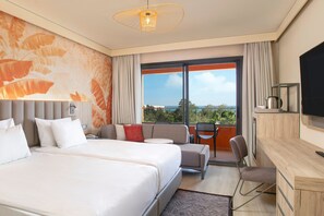 Minibar, caja de seguridad en la habitación y escritorio 