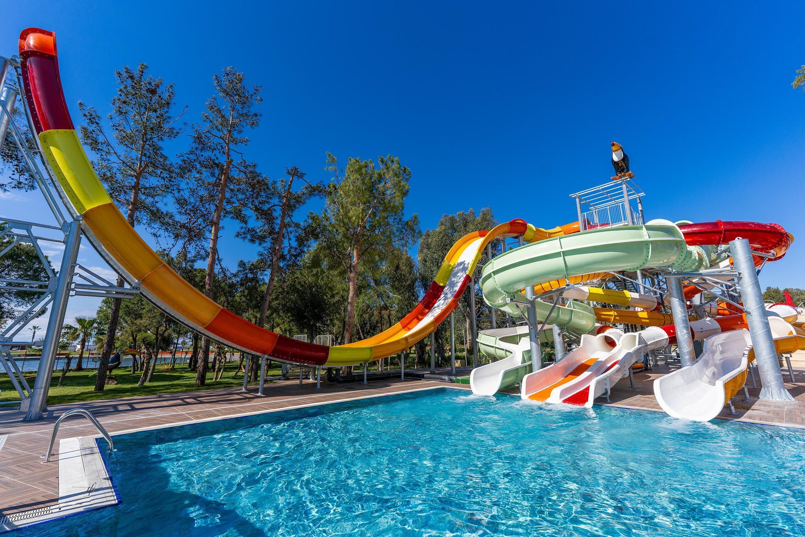 Una piscina techada, 3 piscinas al aire libre, sombrillas