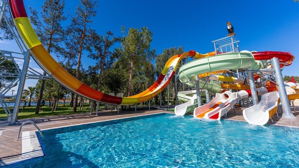 Un parc aquatique doté de plusieurs toboggans et d’une piscine.