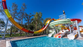 Una piscina techada, 3 piscinas al aire libre, sombrillas