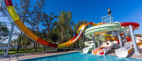 Una piscina techada, 3 piscinas al aire libre, sombrillas
