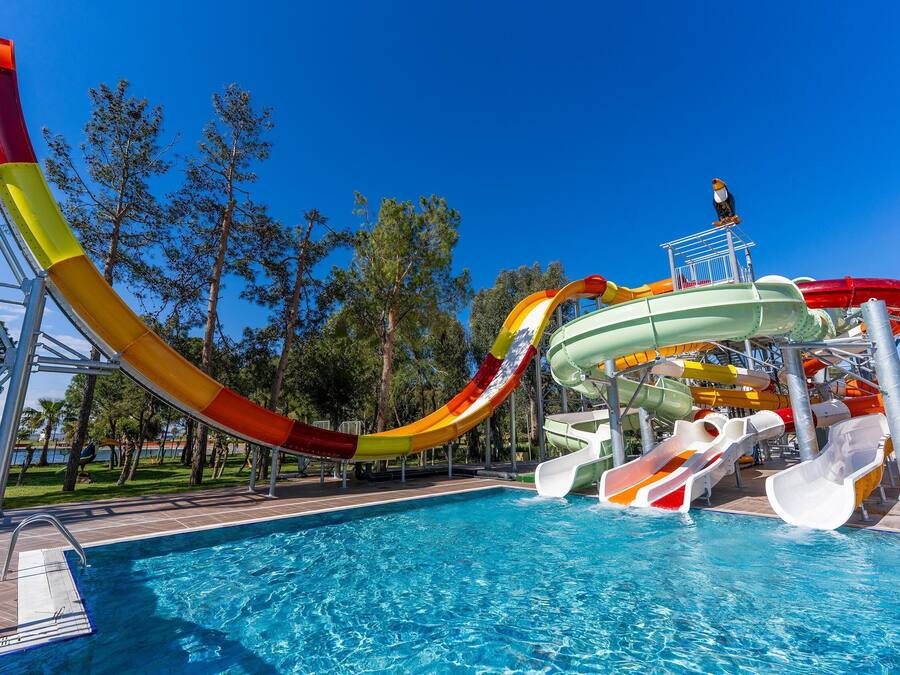 Parque acuático con múltiples toboganes y una piscina.