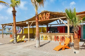 7 bar/lounge, bar tepi kolam renang dan bar pantai
