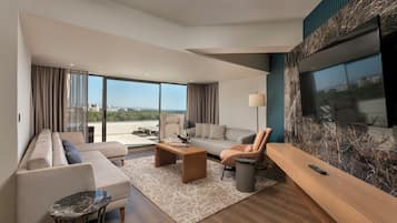 King Suite | Minibar, in-room safe, desk, laptop workspace