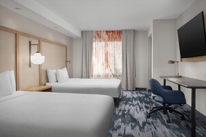 Suite, varias camas | Ropa de cama de alta calidad, escritorio, cortinas opacas