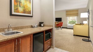 Una habitación de hotel con cocina, comedor y sala de estar.