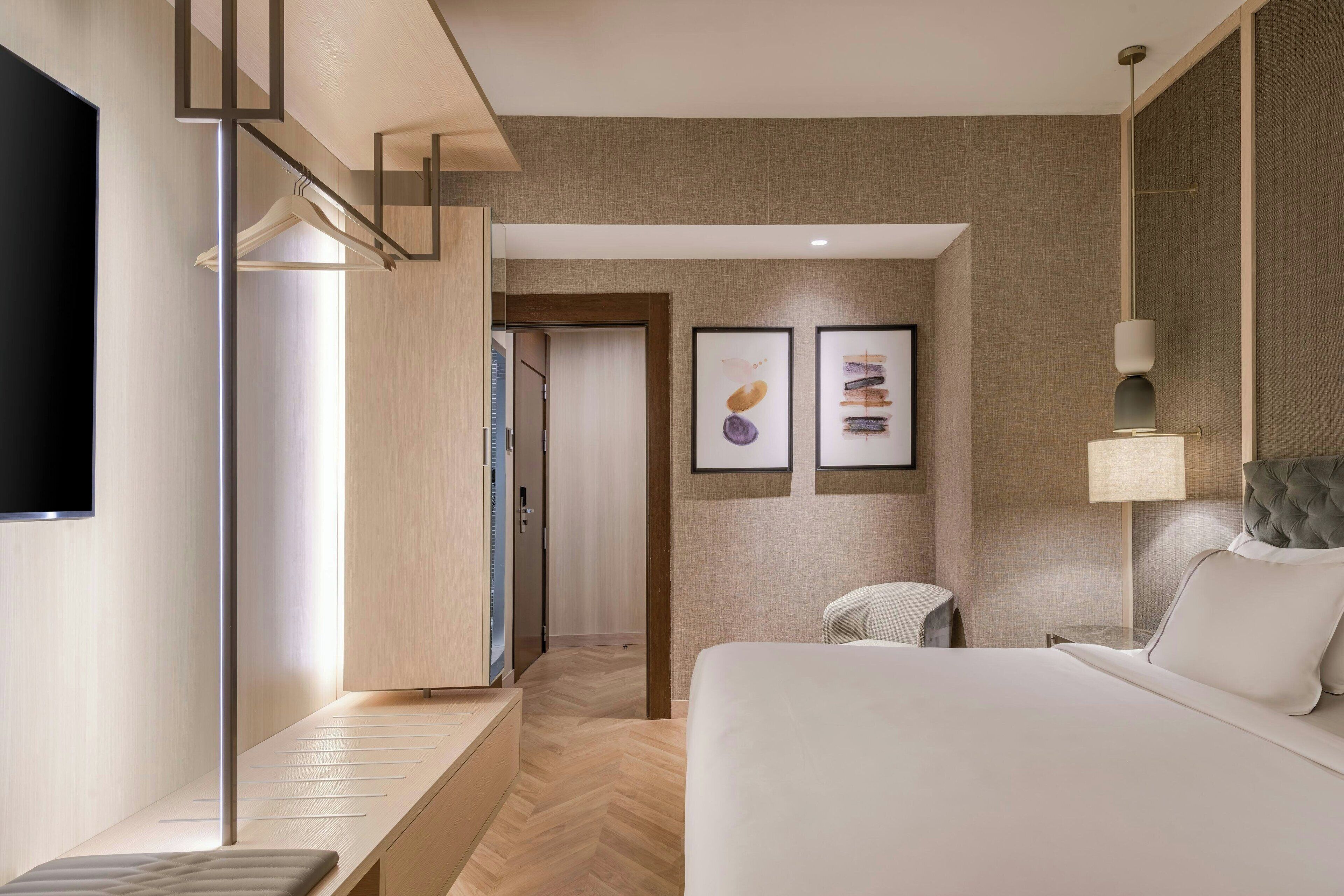 standard room, 1 queen bed, non smoking | hypo-allergenic bedding, pillow-top beds, minibar, in-room safe