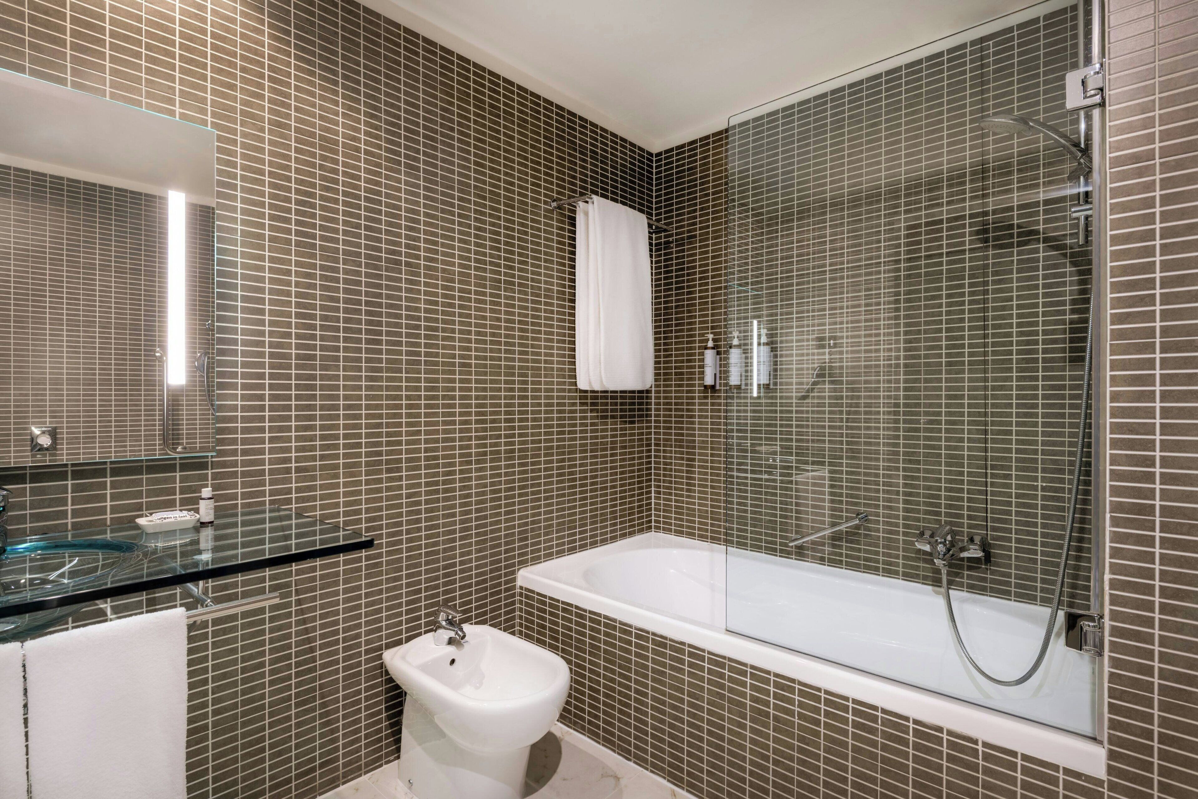 superior room, 2 single beds, non smoking | bathroom | combined shower/bathtub, deep-soaking bathtub, free toiletries
