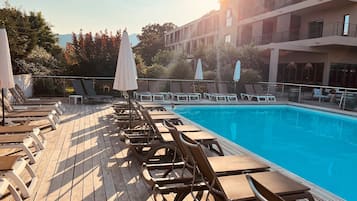 Außenpool (je nach Saison geöffnet), Liegestühle