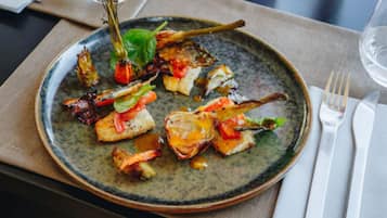 Frühstück, Mittagessen, französische Küche, Blick auf den Pool