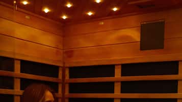 Una sauna de madera con bancos y un diseño de pared con listones.
