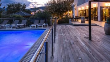 Außenpool (je nach Saison geöffnet), Liegestühle