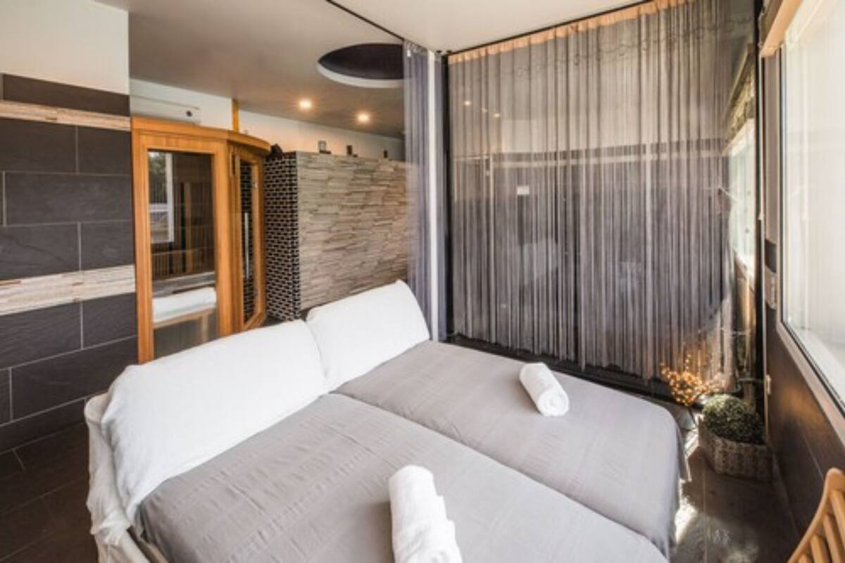 sauna, hot tub, steam room, turkish bath/hammam, body treatments