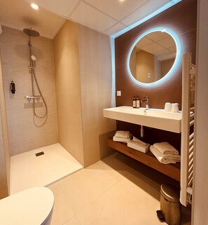 Gratis toiletartikelen, een haardroger, handdoeken