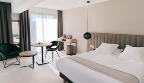 Habitación familiar | Ropa de cama de alta calidad y caja de seguridad en la habitación 