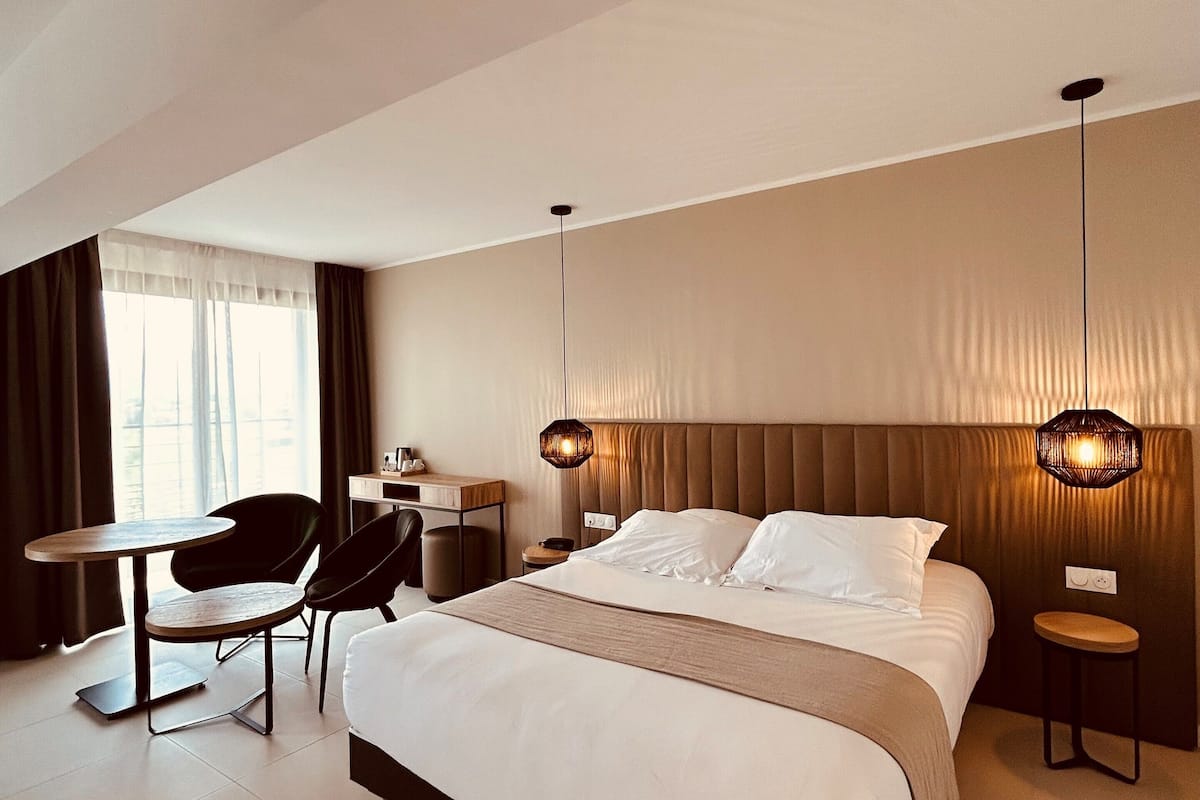 1 bedroom, premium bedding, in-room safe, desk