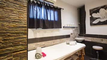 Sauna, hot tub, steam room, Turkish bath/hammam, body treatments