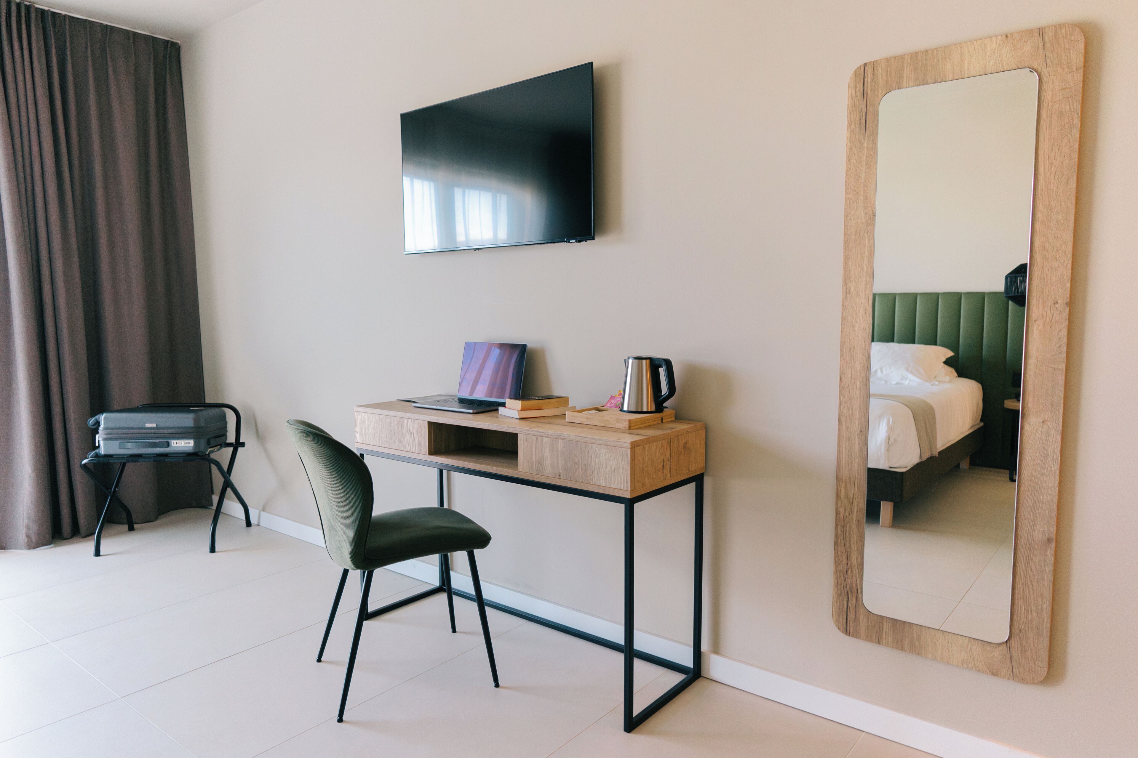 deluxe double room, 1 king bed (chambre deluxe) | 1 bedroom, premium bedding, in-room safe, desk