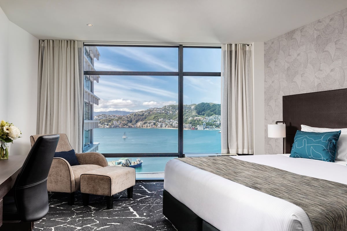 Chambre Deluxe, 1 trĂšs grand lit, vue sur le port | Minibar, coffre-fort pour ordinateur portable, bureau